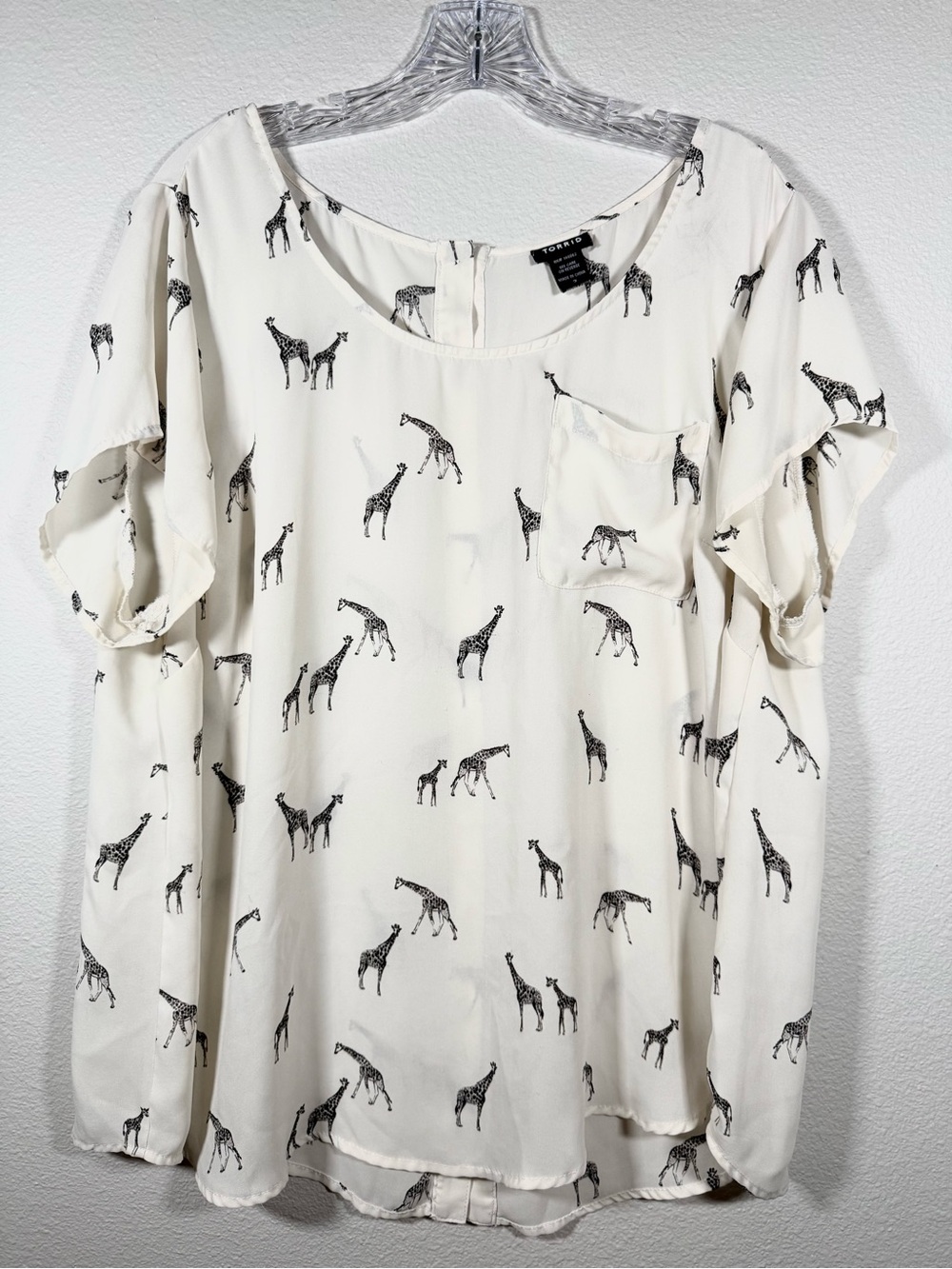 Torrid womens size 2 cream giraffe print top with back buttons & cap sleeves
